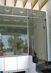 Cửa kính thủy lực 2 cánh 1 vách bên LCL