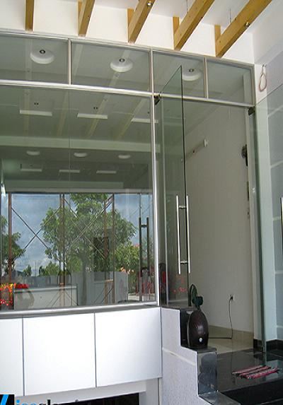 Cửa kính thủy lực 2 cánh 1 vách bên LCL