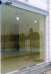Cửa kính thủy lực 2 cánh 3 vách bên Licoglass