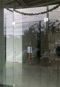  Cửa kính thủy lực 2 cánh 3 vách bên Licoglass 02