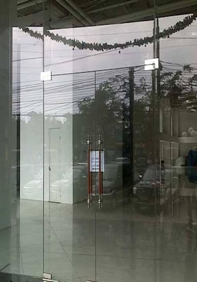  Cửa kính thủy lực 2 cánh 3 vách bên Licoglass 02