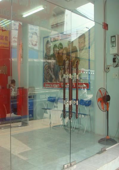  Cửa kính thủy lực 2 cánh 3 vách bên Licoglass 03