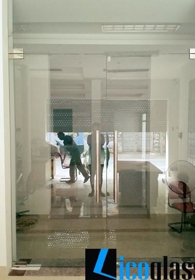 Cửa kính thủy lực nhà phố